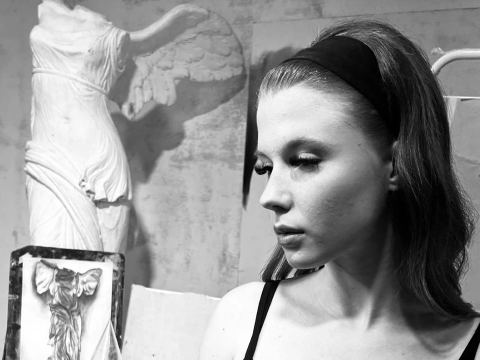 frissen diplomázott divattervező, a Mod'Art Budapesti főiskoláján tanulta a tervezés és kivitelezés rejtelmeit. Diplomakollekciója témája az ADHD, a figyelemzavaros hiperaktivitás, melynek a negatív oldalát mutatja be pozitívan, esztétikusan, rácáfolva a 